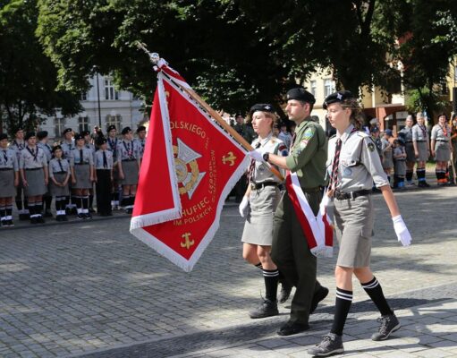 Lębork oddaje hołd harcerzom: Uroczysty apel i nowy sztandar dla Hufca ZHP