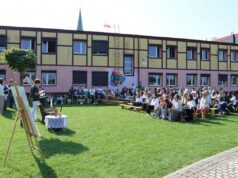 Lębork czytał Kochanowskiego. Narodowe Czytanie w ogrodzie Społecznej Językowej Szkoły