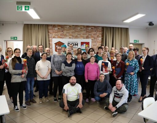 Burmistrz Lęborka z wizytą w ŚDS „Lwiątko”. Podziękowania dla pracowników socjalnych