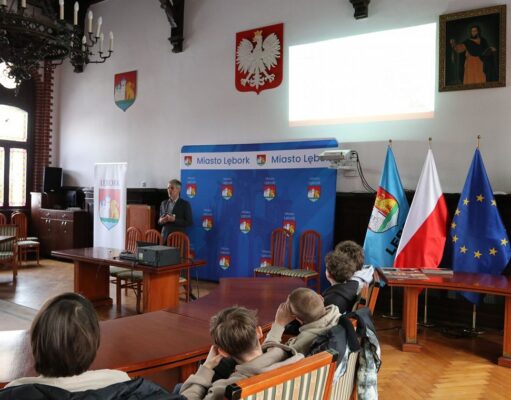 Lekcja samorządności w ratuszu. Ósmoklasiści odwiedzili lęborski Urząd Miejski