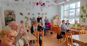 Międzypokoleniowe świętowanie w Lęborku. Dzieci z wizytą u seniorów w „Bazie”