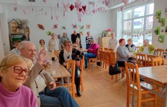 Międzypokoleniowe świętowanie w Lęborku. Dzieci z wizytą u seniorów w „Bazie”