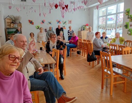 Międzypokoleniowe świętowanie w Lęborku. Dzieci z wizytą u seniorów w „Bazie”