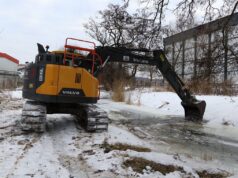 Walka z zatorem na Okalicy. Koparki kruszyły lód w centrum Lęborka