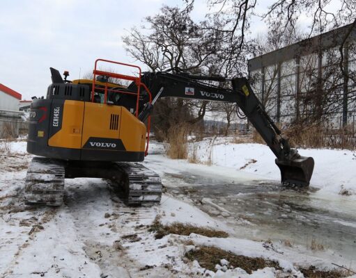 Walka z zatorem na Okalicy. Koparki kruszyły lód w centrum Lęborka