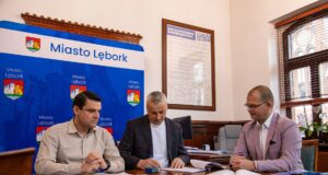 Inwestycja na ulicy Sudeckiej wchodzi w kolejną fazę. Burmistrz podpisał umowę z wykonawcą