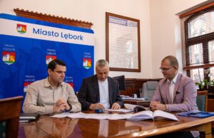 Inwestycja na ulicy Sudeckiej wchodzi w kolejną fazę. Burmistrz podpisał umowę z wykonawcą