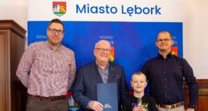 Sukces lęborskiego finału WOŚP. Zwycięzca aukcji odebrał Orkiestrowego Chłopca w ratuszu