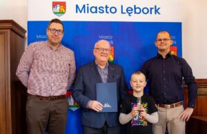 Sukces lęborskiego finału WOŚP. Zwycięzca aukcji odebrał Orkiestrowego Chłopca w ratuszu