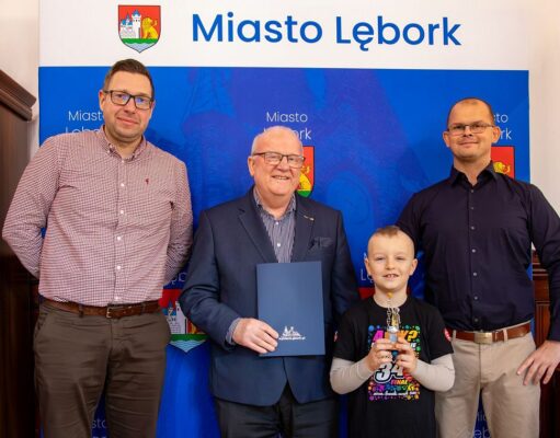 Sukces lęborskiego finału WOŚP. Zwycięzca aukcji odebrał Orkiestrowego Chłopca w ratuszu