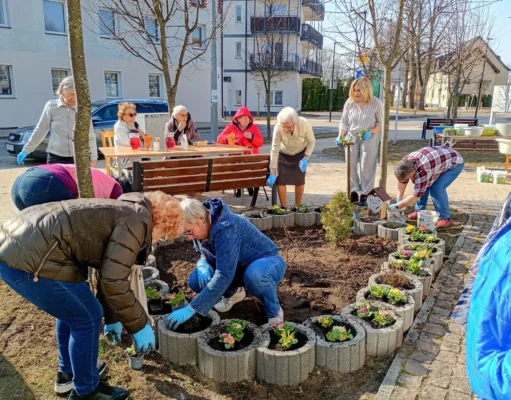 Międzypokoleniowe porządki przy „Bazie”. Seniorzy i dzieci wspólnie upiększyli swoją okolicę