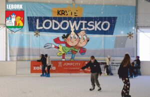Zimowe szaleństwo w Lęborku trwa nadal. Lodowisko przy pływalni „Rafa” przedłuża sezon