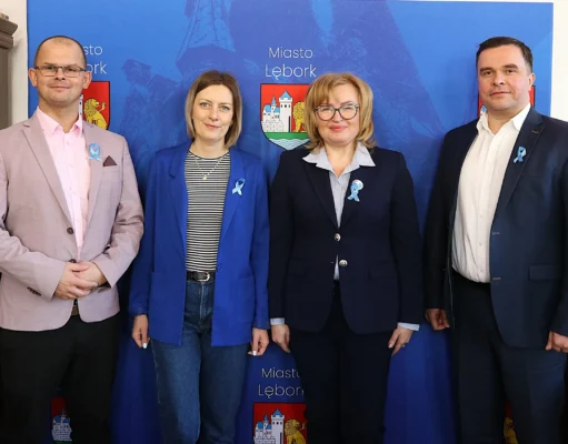 Niebieskie wstążki w lęborskim ratuszu. Solidarni z osobami ze spektrum autyzmu