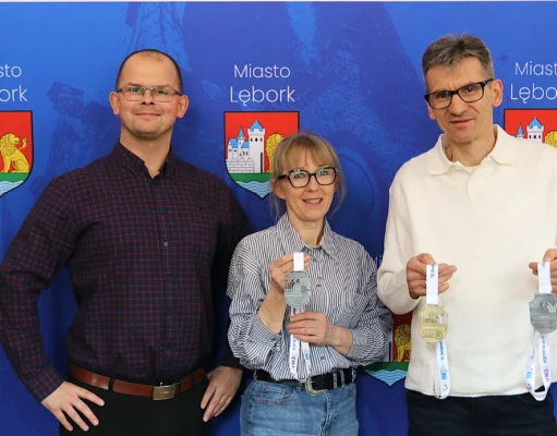 Rodzina Pobłockich na podium w Toruniu. Lęborscy lekkoatleci z wizytą u burmistrza