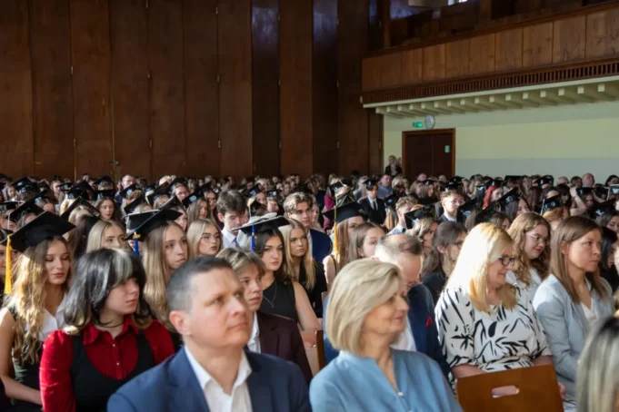 Pożegnanie ze szkołą - 169 maturzystów II LO rusza w dorosłość