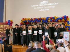 Maturzyści I LO w Lęborku pożegnani z placówką – 154 uczniów gotowych na maturę Maturzyści I LO żegnają szkołę - 154 uczniów gotowych na najważniejszy egzamin
