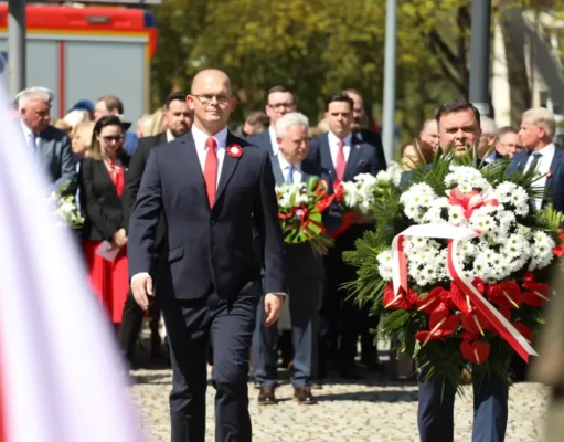 Lębork świętuje 235. rocznicę Konstytucji 3 Maja Lębork na biało-czerwono – uroczyste obchody rocznicy uchwalenia Konstytucji 3 Maja