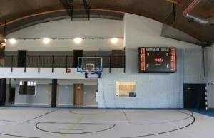 Hala sportowa SP1 z profesjonalną tablicą wyników