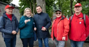 Lębork świętował jubileusz PTTK: spacer historyczny i uhonorowanie przewodników Lębork świętował jubileusz PTTK. Spacer historyczny i uhonorowanie zasłużonych przewodników