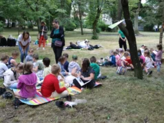 Plenerowe czytanie książek w Parku im. Michalskiego