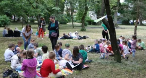 Plenerowe czytanie książek w Parku im. Michalskiego