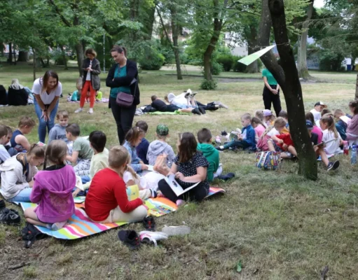 Plenerowe czytanie w Parku im. Michalskiego – Miejska Biblioteka zaprasza Plenerowe czytanie książek w Parku im. Michalskiego