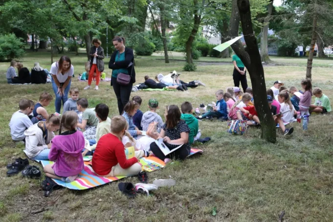 Plenerowe czytanie książek w Parku im. Michalskiego.jpg Plenerowe czytanie książek w Parku im. Michalskiego