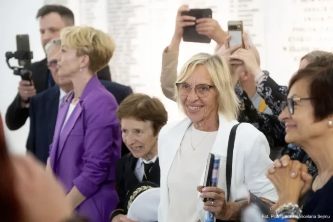 Obrazy lęborskich artystek w Sejmie RP.jpg Obrazy lęborskich artystek w Sejmie RP
