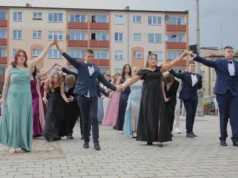 Polonez ósmoklasistów SP1 zachwycił na Placu Pokoju Polonez ósmoklasistów SP1 zachwycił na Placu Pokoju