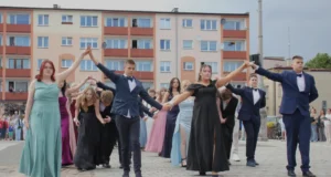 Polonez ósmoklasistów SP1 zachwycił na Placu Pokoju