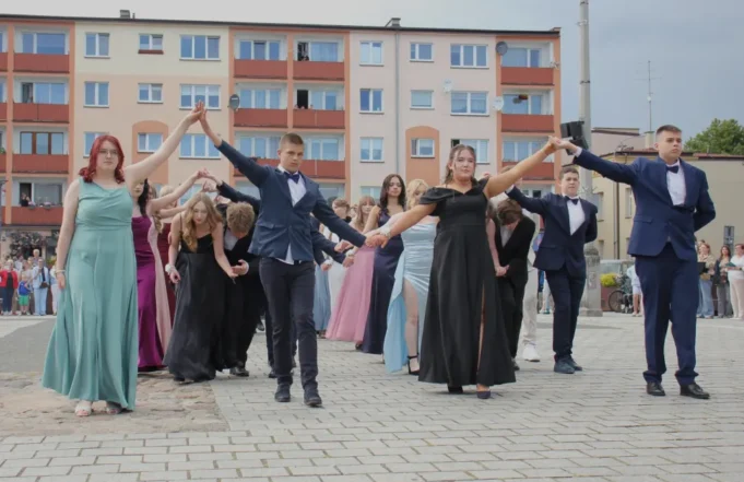 Polonez ósmoklasistów SP1 zachwycił na Placu Pokoju