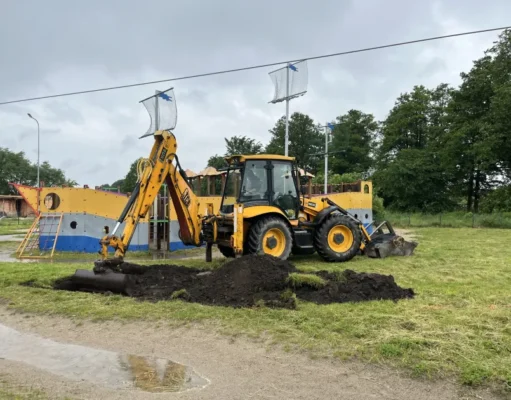 Plac zabaw przy Komuny Paryskiej przechodzi modernizację Plac zabaw przy Komuny Paryskiej stanie się jeszcze bardziej atrakcyjny