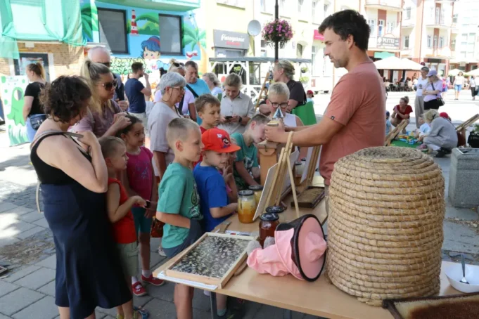 Wystartowała Letnia Czytelnia pod chmurką.jpg Wystartowała Letnia Czytelnia pod chmurką