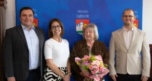 Ewa Kłosowska z prestiżowym wyróżnieniem „Pomorskie dla Seniorów” Ewa Kłosowska z prestiżowym wyróżnieniem „Pomorskie dla Seniorów”. Gratulacje w lęborskim ratuszu