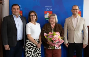 Ewa Kłosowska z prestiżowym wyróżnieniem „Pomorskie dla Seniorów” Ewa Kłosowska z prestiżowym wyróżnieniem „Pomorskie dla Seniorów”. Gratulacje w lęborskim ratuszu