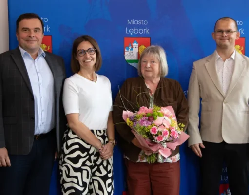 Ewa Kłosowska z prestiżowym wyróżnieniem „Pomorskie dla Seniorów” Ewa Kłosowska z prestiżowym wyróżnieniem „Pomorskie dla Seniorów”. Gratulacje w lęborskim ratuszu