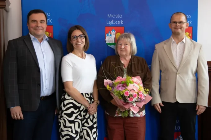 Ewa Kłosowska z prestiżowym wyróżnieniem „Pomorskie dla Seniorów”. Gratulacje w lęborskim ratuszu.jpg Ewa Kłosowska z prestiżowym wyróżnieniem „Pomorskie dla Seniorów”. Gratulacje w lęborskim ratuszu
