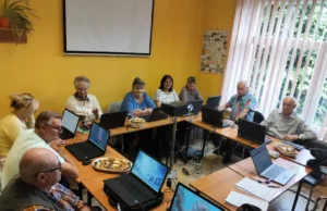 40 lęborskich seniorów zdobyło praktyczne umiejętności korzystania z e-usług