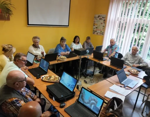 40 lęborskich seniorów zdobyło praktyczne umiejętności korzystania z e-usług