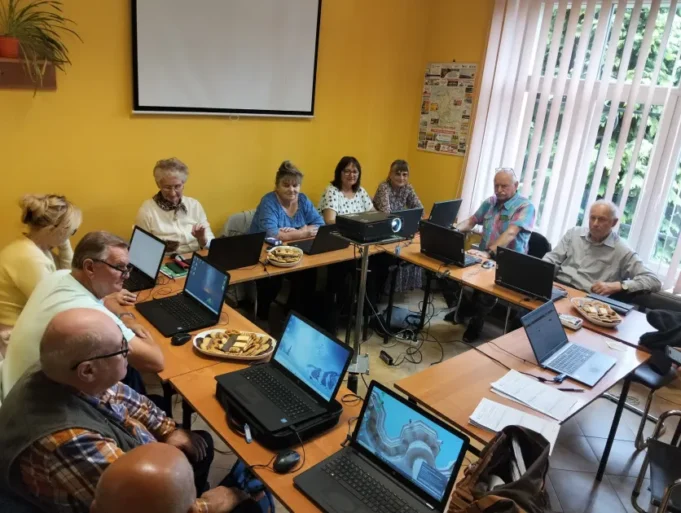 40 lęborskich seniorów zdobyło praktyczne umiejętności korzystania z e-usług.jpg 40 lęborskich seniorów zdobyło praktyczne umiejętności korzystania z e-usług