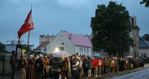 Deszcz nie przeszkodził w spotkaniu z historią. Spacer z duchami Krzyżaków za nami