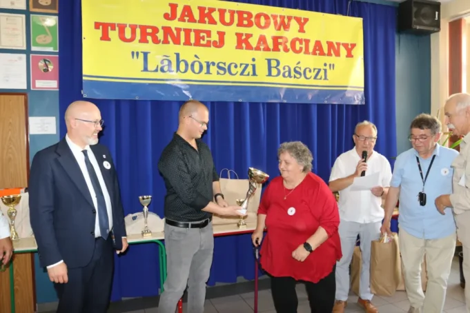 Grali w karty na Jarmarku św. Jakuba - turniej „Lãbórsczi Bàszczi” rozstrzygnięty.jpg Grali w karty na Jarmarku św. Jakuba - turniej „Lãbórsczi Bàszczi” rozstrzygnięty
