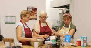 Wspólne pieczenie i kawiarenka seniorów w „Bazie”