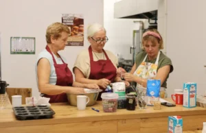 Wspólne pieczenie i kawiarenka seniorów w „Bazie”