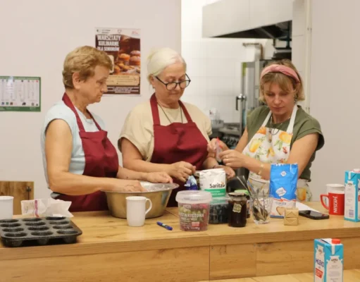 Wspólne pieczenie i kawiarenka seniorów w „Bazie” Wspólne pieczenie i kawiarenka seniorów w „Bazie”
