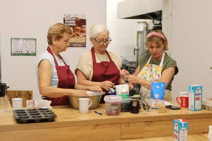 Wspólne pieczenie i kawiarenka seniorów w „Bazie”.jpg Wspólne pieczenie i kawiarenka seniorów w „Bazie”