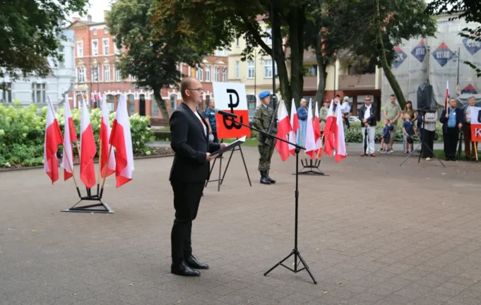 Lębork uczcił 82. rocznicę wybuchu Powstania Warszawskiego.jpg Lębork uczcił 82. rocznicę wybuchu Powstania Warszawskiego