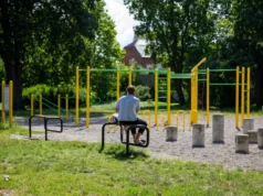 Ławki młodzieżowe i stojaki dla hulajnóg nowością w lęborskich parkach Ławki młodzieżowe i stojaki dla hulajnóg nowością w lęborskich parkach