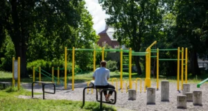Ławki młodzieżowe i stojaki dla hulajnóg nowością w lęborskich parkach Ławki młodzieżowe i stojaki dla hulajnóg nowością w lęborskich parkach