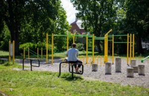 Ławki młodzieżowe i stojaki dla hulajnóg nowością w lęborskich parkach Ławki młodzieżowe i stojaki dla hulajnóg nowością w lęborskich parkach